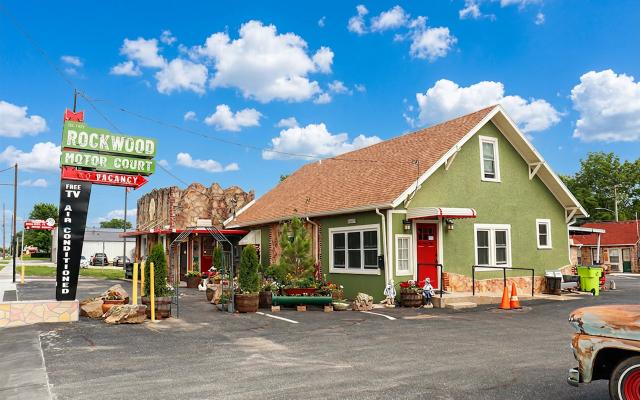 Rockwood Court Sign