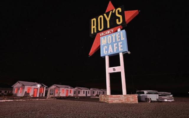 Roy’s Motel & Cafe Sign