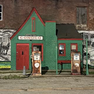 Allen's Conoco Fillin' Station